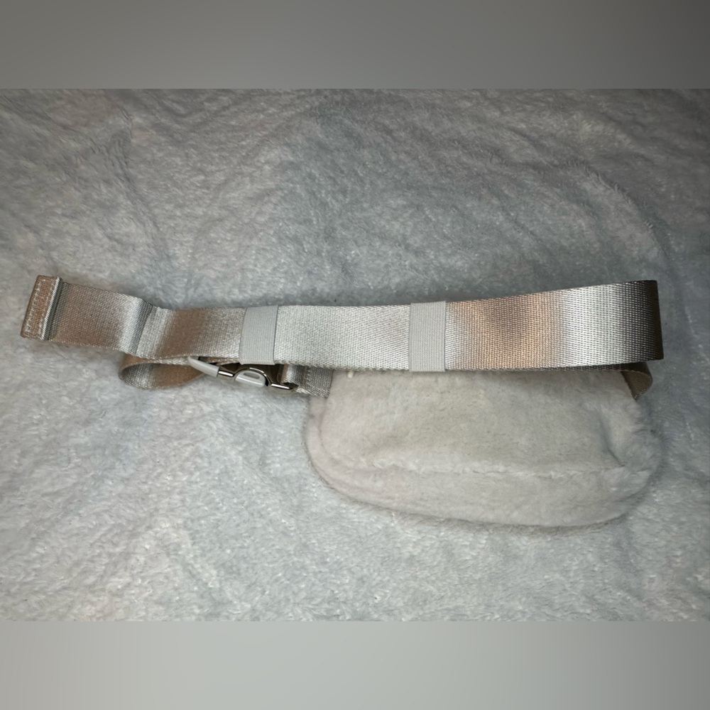 lululemon athletica Everywhere Belt Bag
Plush Fleece - Picture 7 of 9